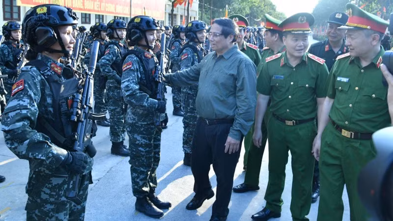 Thủ tướng Phạm Minh Chính thăm hỏi, động viên các lực lượng Công an nhân dân tham gia hợp luyện phục vụ Lễ diễu binh, diễu hành kỷ niệm 50 năm Giải phóng miền nam, thống nhất đất nước (Ảnh: THANH GIANG). 