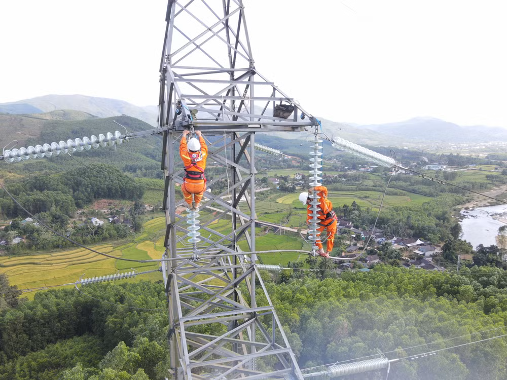 Kiểm tra, bảo dưỡng hệ thống đường dây truyền tải điện