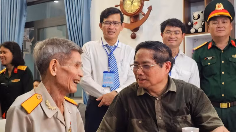 Thủ tướng Phạm Minh Chính thăm thương binh, cựu tù Côn Đảo Nguyễn Xuân Viên. (Ảnh: VŨ TÂN)