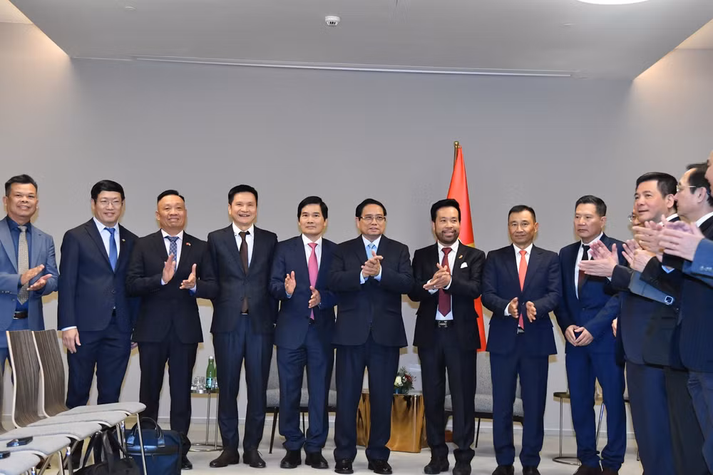 Thủ tướng Phạm Minh Chính và các doanh nghiệp tiêu biểu. (Ảnh: THANH GIANG)