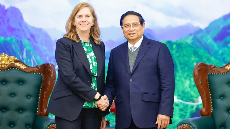 Thủ tướng Phạm Minh Chính và bà Lynn Maxwell, Tổng Giám đốc Thương mại toàn cầu của S&P Global Ratings. (Ảnh: TRẦN HẢI)