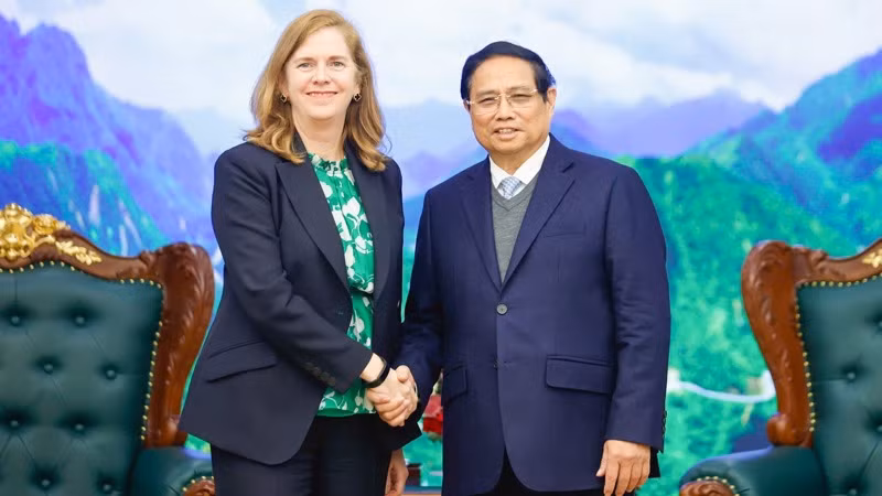 Thủ tướng Phạm Minh Chính và bà Lynn Maxwell, Tổng Giám đốc Thương mại toàn cầu của S&P Global Ratings. (Ảnh: TRẦN HẢI)