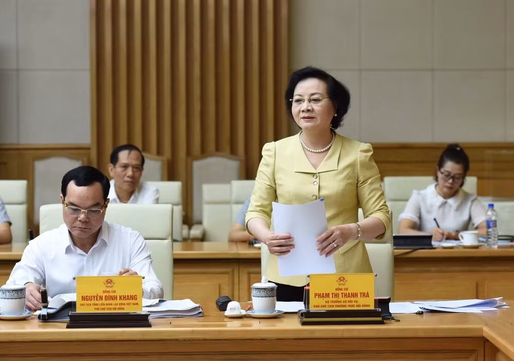 Bộ trưởng Nội vụ Phạm Thị Thanh Trà - Phó Chủ tịch Thường trực Hội đồng Thi đua-Khen thưởng Trung ương phát biểu ý kiến tại Phiên họp. (Ảnh: TRẦN HẢI)