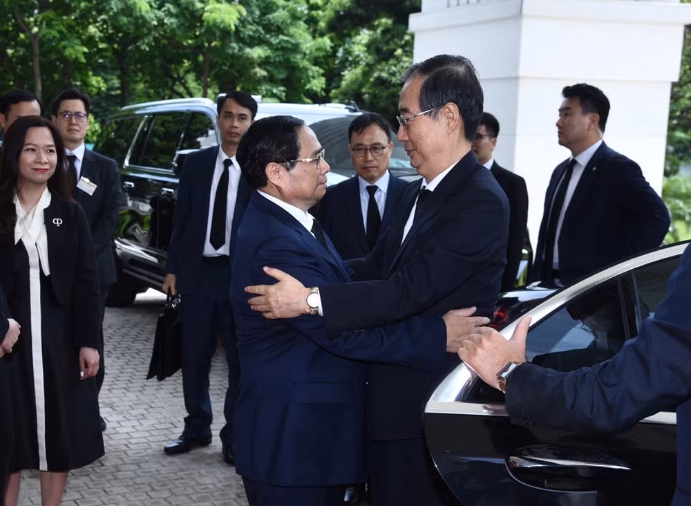 Thủ tướng Phạm Minh Chính đón Thủ tướng Hàn Quốc Han Duck-soo tại sảnh chính Trụ sở Chính phủ. (Ảnh: TRẦN HẢI)