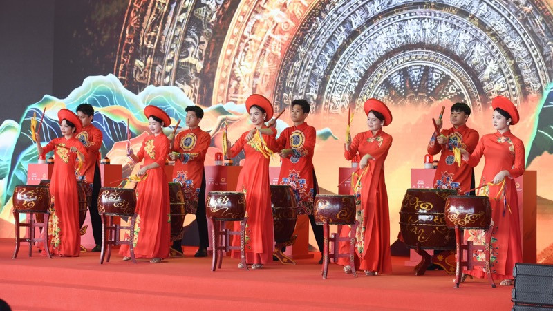Tiết mục trống hội được biểu diễn tại buổi lễ. (Ảnh: TRẦN HẢI) Tiết mục trống hội được biểu diễn tại buổi lễ. (Ảnh: TRẦN HẢI)