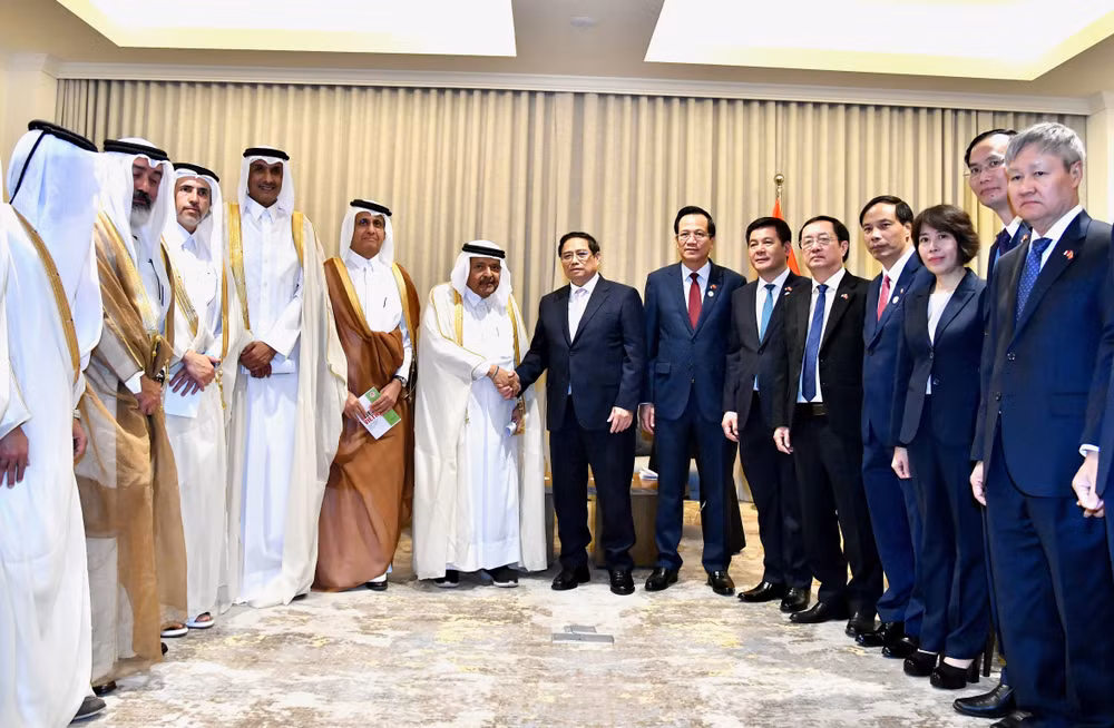 Thủ tướng Phạm Minh Chính với lãnh đạo và các tập đoàn, doanh nghiệp thành viên Hiệp hội Doanh nhân Qatar (Ảnh: Thanh Giang).