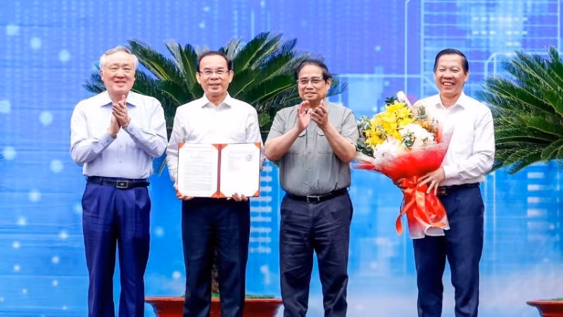 Thủ tướng Phạm Minh Chính và Phó Thủ tướng Thường trực Chính phủ Nguyễn Hòa Bình chúc mừng lãnh đạo Thành phố Hồ Chí Minh nhận Quyết định của Thủ tướng Chính phủ phê duyệt Quy hoạch Thành phố (Ảnh: THANH GIANG). 