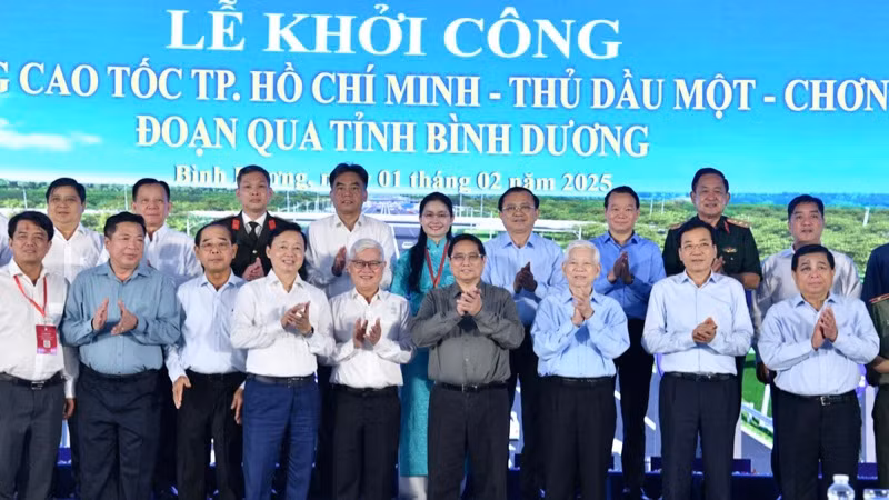 Thủ tướng Phạm Minh Chính và các đồng chí lãnh đạo, nguyên lãnh đạo, đại biểu sau khi thực hiện nghi thức khởi công. (Ảnh: THANH GIANG)