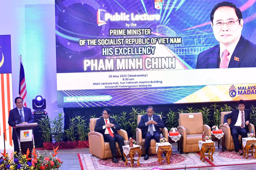 Thủ tướng Phạm Minh Chính trao đổi các vấn đề liên quan phát triển Việt Nam và Malaysia. (Ảnh: THANH GIANG)