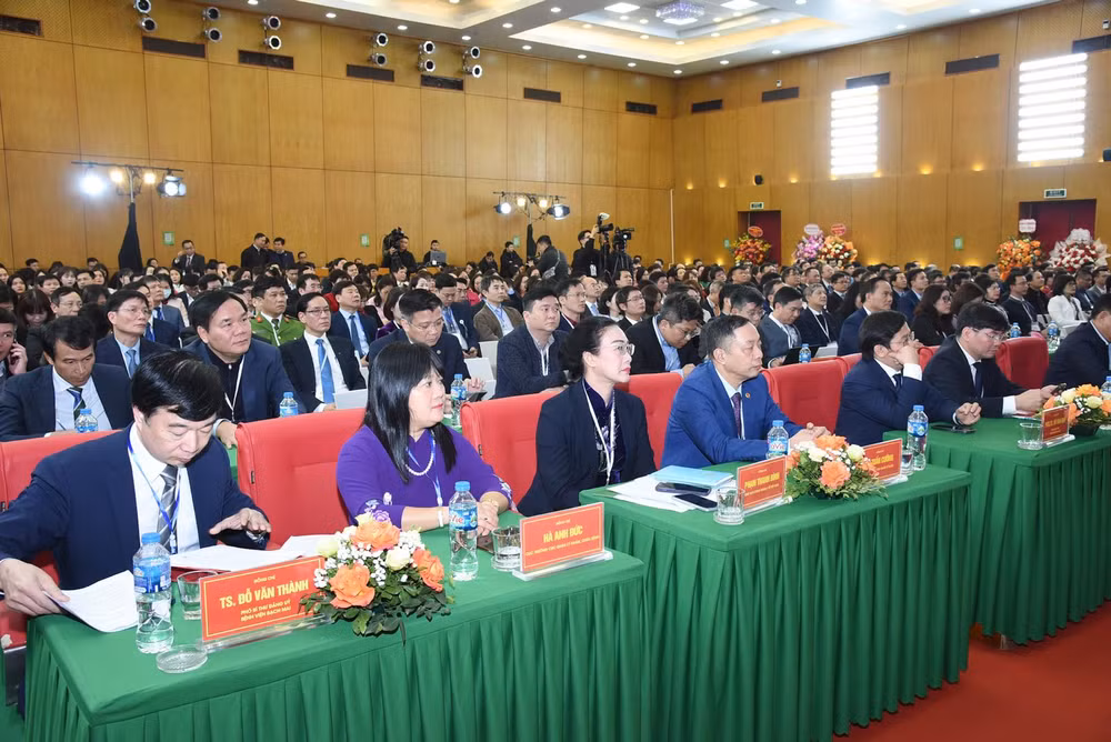 Các đại biểu tham dự lễ kỷ niệm. (Ảnh: TRẦN HẢI)