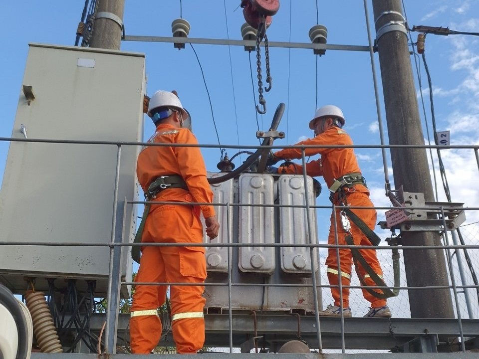 Kiểm tra thiết bị máy biến áp, bảo đảm cấp điện an toàn, ổn định và liên tục dịp Tết Nguyên đán Giáp Thìn 2024.