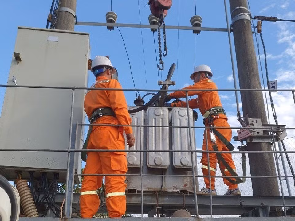 Kiểm tra thiết bị máy biến áp, bảo đảm cấp điện an toàn, ổn định và liên tục dịp Tết Nguyên đán Giáp Thìn 2024.