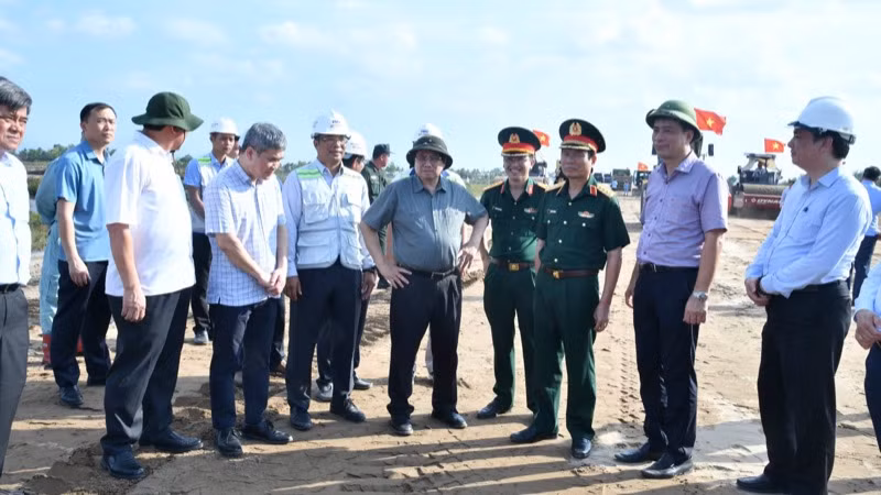 Thủ tướng Phạm Minh Chính trao đổi với lãnh đạo một số bộ, ngành, Ban Quản lý dự án Mỹ Thuận ngay trên công trường. (Ảnh: THANH GIANG)