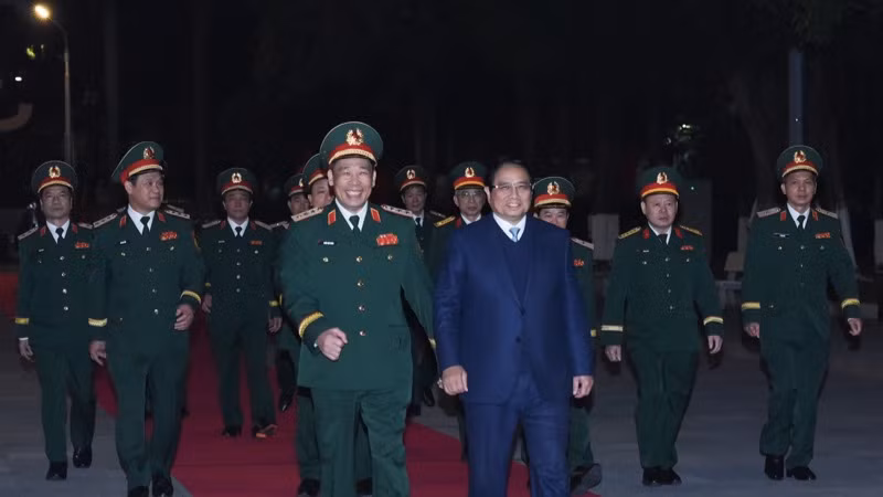 Thủ tướng Phạm Minh Chính và lãnh đạo Học viện Quốc phòng.