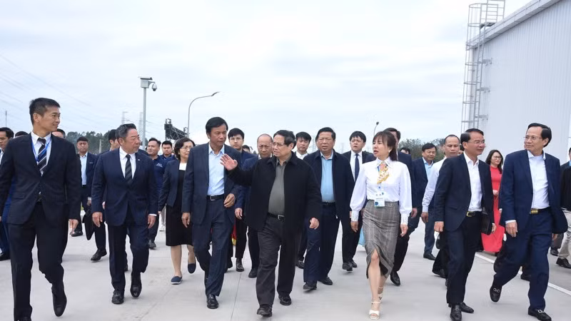 Thủ tướng Phạm Minh Chính tới thăm Nhà máy chế biến thịt bò Tam Đảo. (Ảnh: TRẦN HẢI)