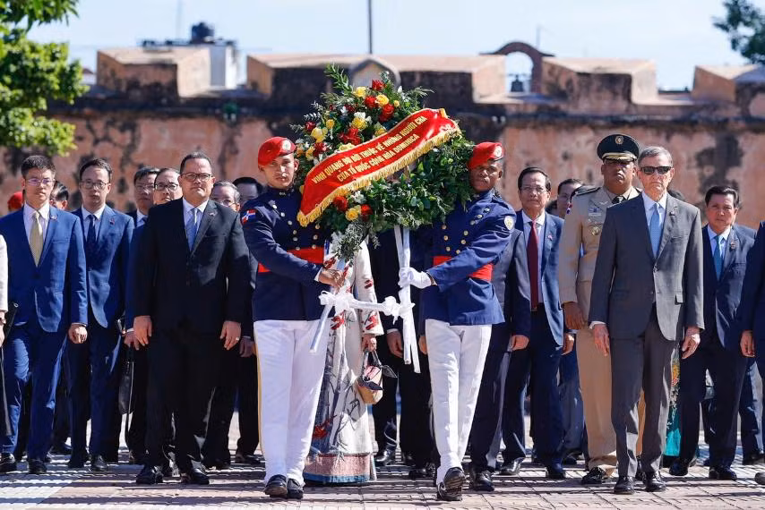 Vòng hoa mang dòng chữ tiếng Việt: "Vinh quang đời đời thuộc về những người cha của Tổ quốc Cộng hòa Dominica". (Ảnh: Nhật Bắc/VGP)
