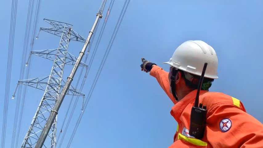 Giám sát thi công tháo lắp trụ 0502 Đường dây 500kV Vĩnh Tân-Sông Mây (Ảnh: PTC3)