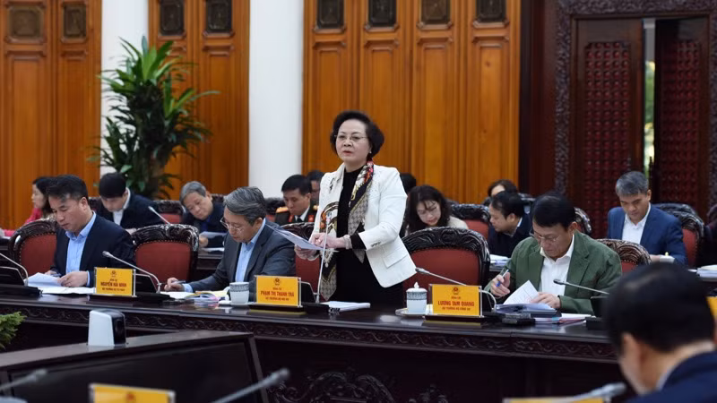 Bộ trưởng Nội vụ Phạm Thị Thanh Trà phát biểu ý kiến tại phiên họp. (Ảnh: TRẦN HẢI)