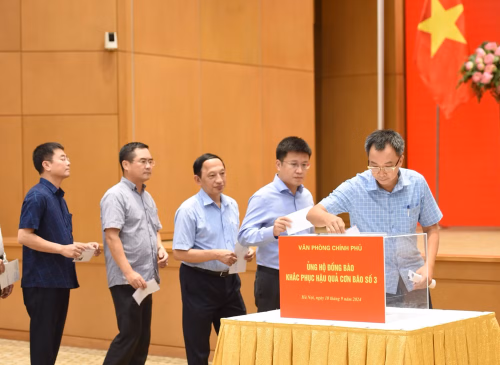 Cán bộ, công chức, viên chức Văn phòng Chính phủ quyên góp ủng hộ đồng bào khắc phục hậu quả bão số 3. (Ảnh: Trần Hải)