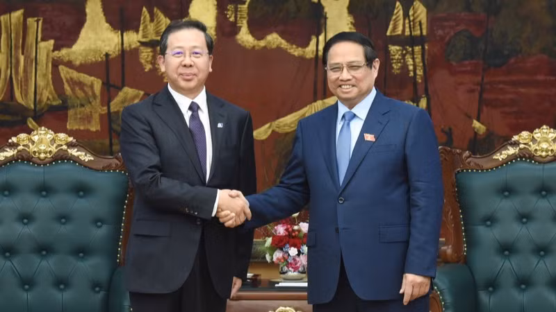 Thủ tướng Chính phủ Phạm Minh Chính và ông Bành Cương Bình, Chủ tịch HĐQT Công ty hữu hạn Tập đoàn Khoa học Kỹ thuật Hoa Điện Trung Quốc (CHEC). (Ảnh: TRẦN HẢI)