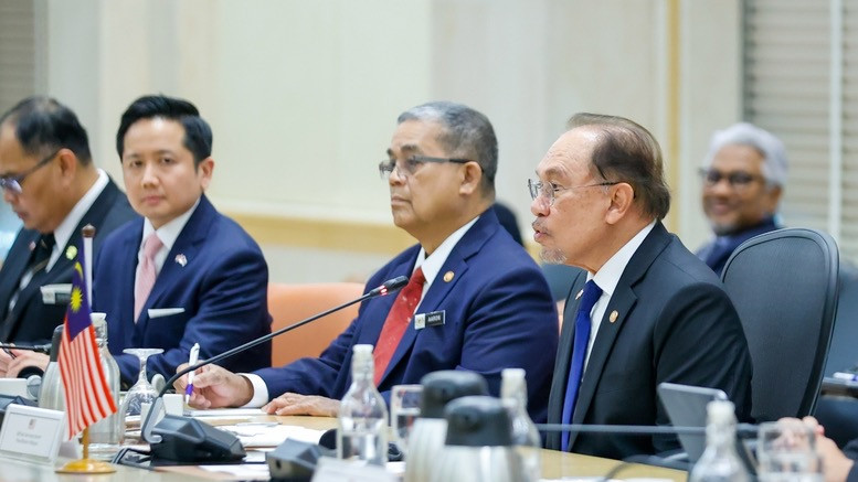 Thủ tướng Malaysia Anwar Ibrahim phát biểu tại hội đàm. (Ảnh: NHẬT BẮC/VGP) Thủ tướng Malaysia Anwar Ibrahim phát biểu tại hội đàm. (Ảnh: NHẬT BẮC/VGP)