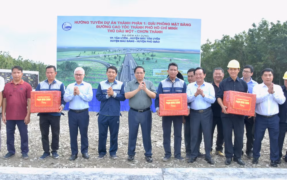 Thủ tướng Phạm Minh Chính tặng quà động viên các đơn vị tham gia triển khai thi công tại hiện trường dự án. (Ảnh: THANH GIANG)
