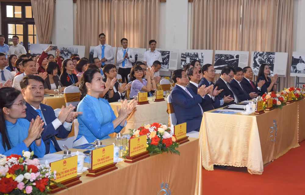 Thủ tướng Phạm Minh Chính và các đồng chí lãnh đạo tham dự buổi gặp mặt. (Ảnh: Trần Hải)