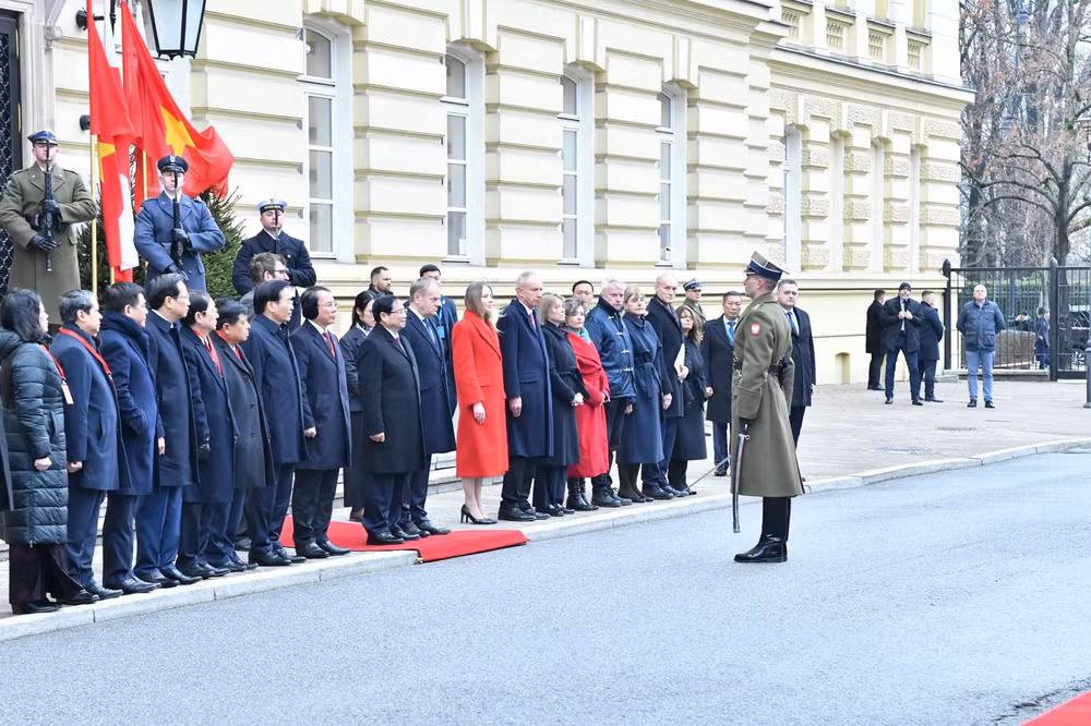 Đội trưởng Đội danh dự Quân đội Ba Lan mời Thủ tướng Phạm Minh Chính duyệt Đội danh dự.