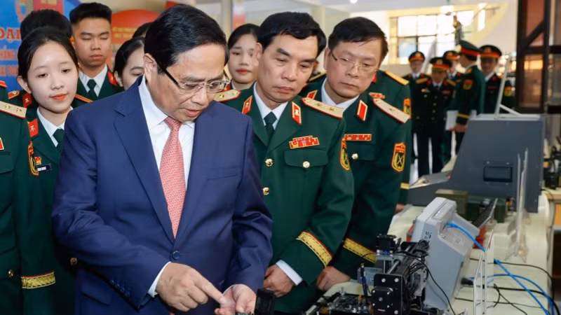 Thủ tướng Phạm Minh Chính tham quan các gian trưng bày sản phẩm, công trình nghiên cứu khoa học của Học viện Kỹ thuật Quân sự. (Ảnh: TRẦN HẢI)