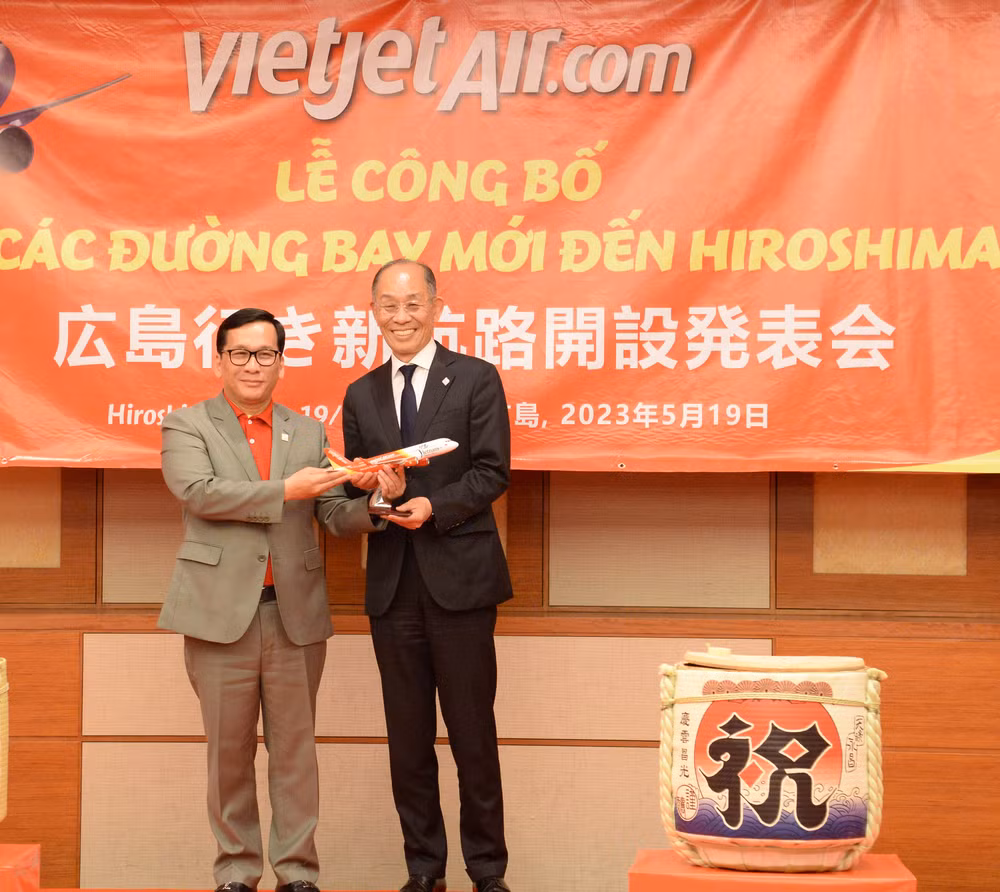 Tổng Giám đốc Vietjet Air tặng quà lưu niệm cho Phó Thống đốc tỉnh Hiroshima Masahiko Tanabe tại lễ công bố.