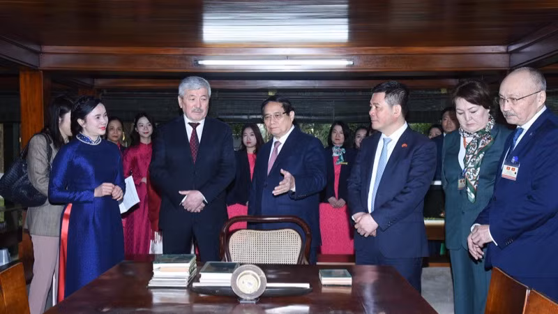 Thủ tướng Phạm Minh Chính giới thiệu với Thủ tướng Kyrgyzstan Adylbek Kasymaliev về cuộc đời hoạt động cách mạng của Chủ tịch Hồ Chí Minh và các hiện vật tại Nhà sàn Bác Hồ.