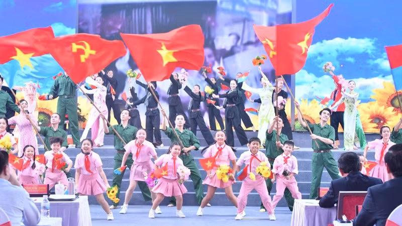 Một tiết mục biểu diễn tại buổi lễ. (Ảnh: THANH GIANG)