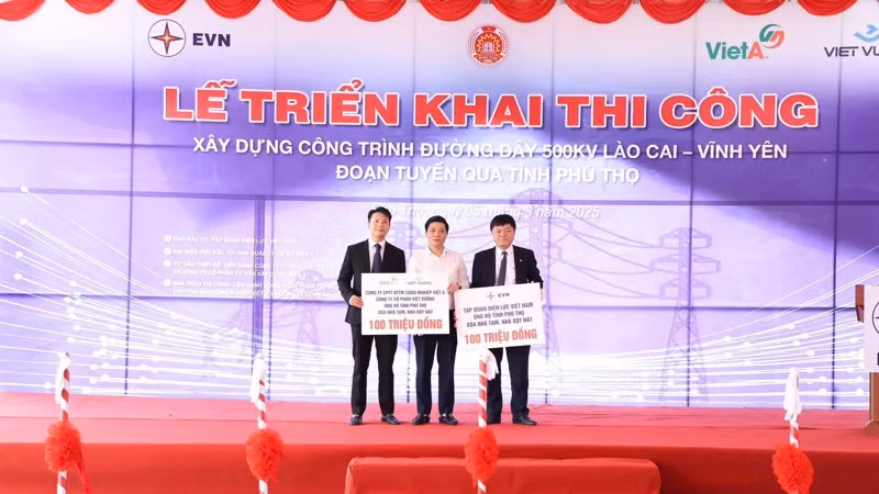 Đại diện EVN và nhà thầu trao ủng hộ tỉnh Phú Thọ góp phần xóa nhà tạm, nhà dột nát. (Ảnh: EVN) Đại diện EVN và nhà thầu trao ủng hộ tỉnh Phú Thọ góp phần xóa nhà tạm, nhà dột nát. (Ảnh: EVN)