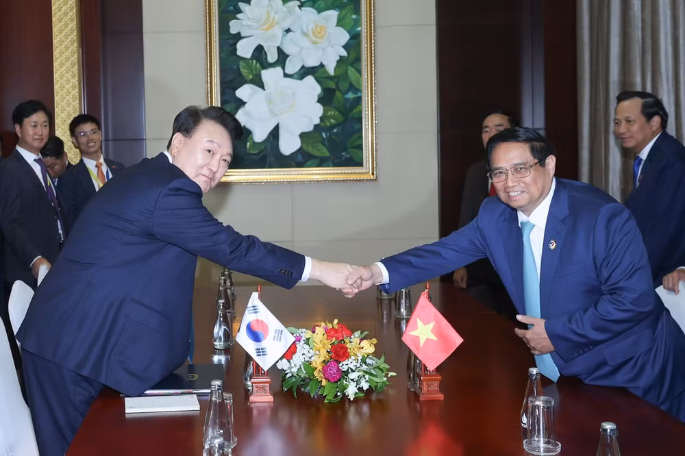 Thủ tướng Chính phủ Phạm Minh Chính bắt tay Tổng thống Hàn Quốc Yoon Suk Yeol. (Ảnh: Nhật Bắc/VGP) Thủ tướng Chính phủ Phạm Minh Chính bắt tay Tổng thống Hàn Quốc Yoon Suk Yeol. (Ảnh: Nhật Bắc/VGP)