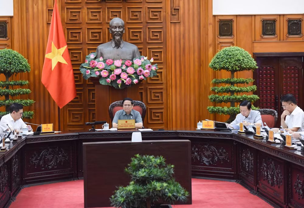 Thủ tướng Phạm Minh Chính chủ trì cuộc họp của Thường trực Chính phủ với các bộ, ngành, cơ quan, tập đoàn, doanh nghiệp liên quan về bảo đảm cung ứng điện. (Ảnh: Trần Hải). 