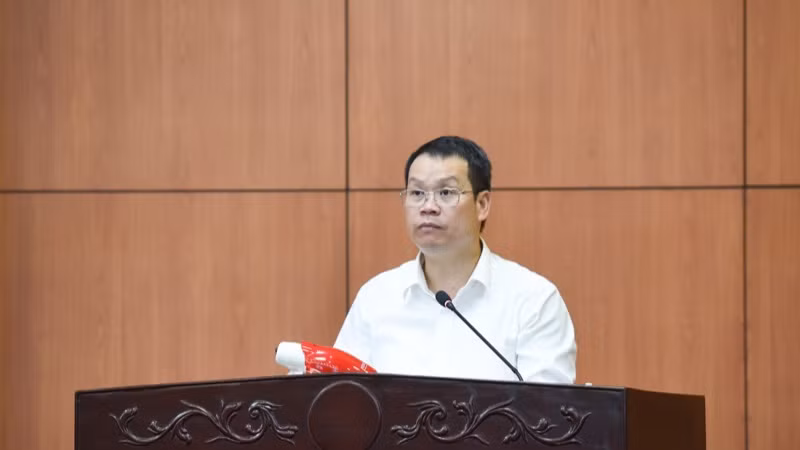 Chủ tịch Uỷ ban nhân dân tỉnh Thái Bình Nguyễn Mạnh Hùng báo cáo tình hình kinh tế xã hội trên địa bàn tại cuộc làm việc. (Ảnh: TRẦN HẢI)