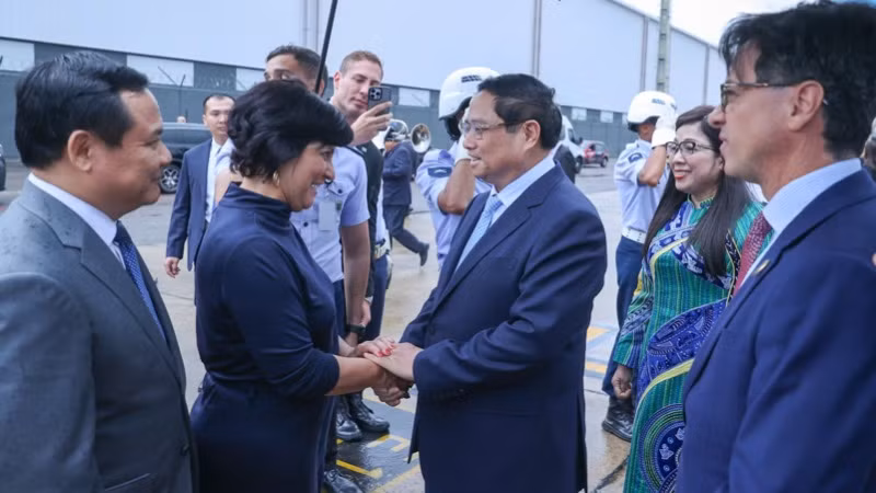 Các quan chức Brazil đón Thủ tướng Phạm Minh Chính và Phu nhân cùng Đoàn đại biểu cấp cao Việt Nam tại sân bay (Ảnh: Nhật Bắc/VGP).