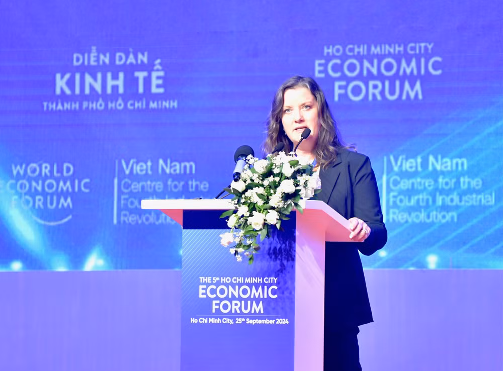 Một diễn giả nước ngoài trình bày ý kiến tại Diễn đàn.