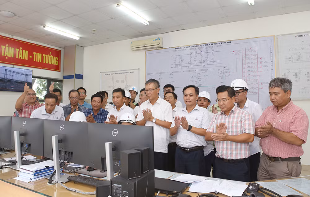 Lãnh đạo EVNNPT, NPMB cùng các đơn vị liên quan chứng kiến thời khắc đóng điện của Dự án. (Ảnh: EVN)