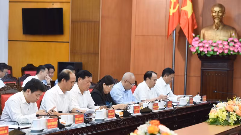 Đại diện lãnh đạo các bộ, ngành Trung ương tham dự cuộc làm việc. (Ảnh: TRẦN HẢI)