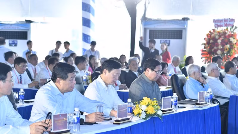 Thủ tướng Phạm Minh Chính và các đồng chí lãnh đạo, đại biểu tham dự lễ khởi công. (Ảnh: THANH GIANG)