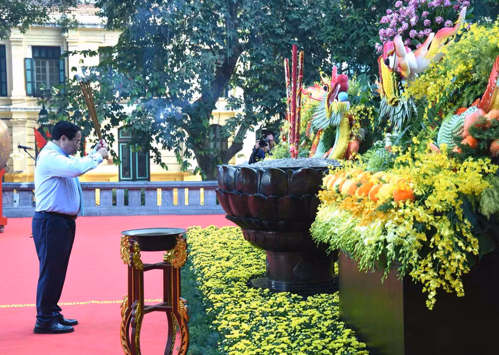 Thủ tướng Phạm Minh Chính dâng hương tại Tượng đài Lý Thái Tổ (Ảnh: Trần Hải).