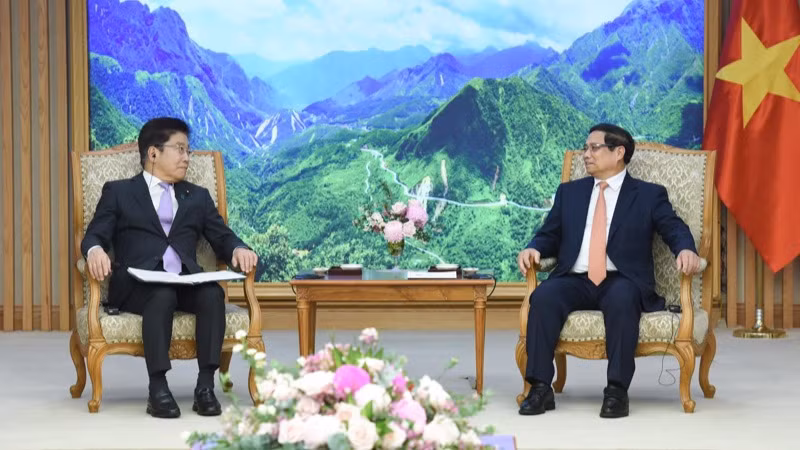 Thủ tướng Phạm Minh Chính tiếp Bộ trưởng Tài chính Nhật Bản Kato Katsunobu. (Ảnh: TRẦN HẢI)