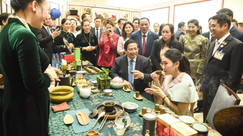 Thủ tướng Thái Lan Paetongtarn Shinawatra thưởng thức trà truyền thống của Việt Nam. (Ảnh: TRẦN HẢI) Thủ tướng Thái Lan Paetongtarn Shinawatra thưởng thức trà truyền thống của Việt Nam. (Ảnh: TRẦN HẢI)