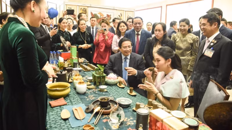 Thủ tướng Thái Lan Paetongtarn Shinawatra thưởng thức trà truyền thống của Việt Nam. (Ảnh: TRẦN HẢI)
