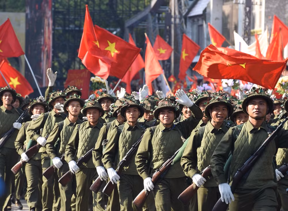 Màn tái hiện bộ đội tiến vào giải phóng Thủ đô ngày 10/10/1954. (Ảnh: Trần Hải)