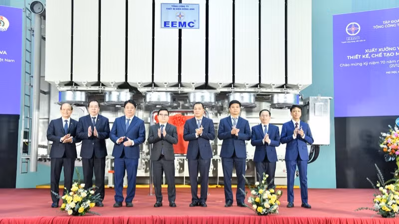 Lãnh đạo Bộ Công thương, EVN tại buổi lễ. (Ảnh: THANH GIANG)