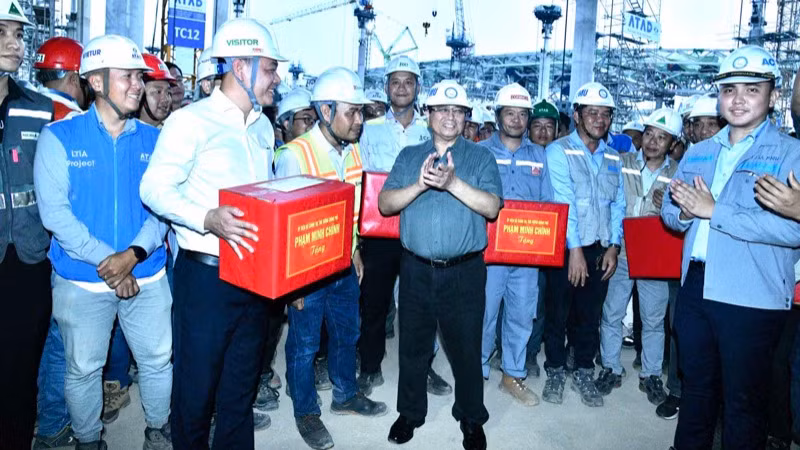 Thủ tướng Phạm Minh Chính tặng quà động viên các đơn vị thi công Nhà ga hành khách Cảng hàng không quốc tế Long Thành.