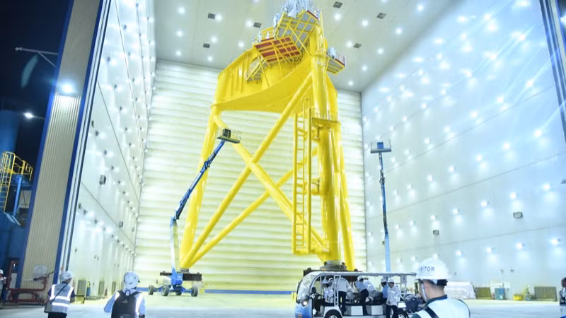 Xưởng sơn chân đế điện gió ngoài khơi tại Trung tâm Công nghiệp năng lượng và hậu cần kỹ thuật PTSC. (Ảnh: Thanh Giang)