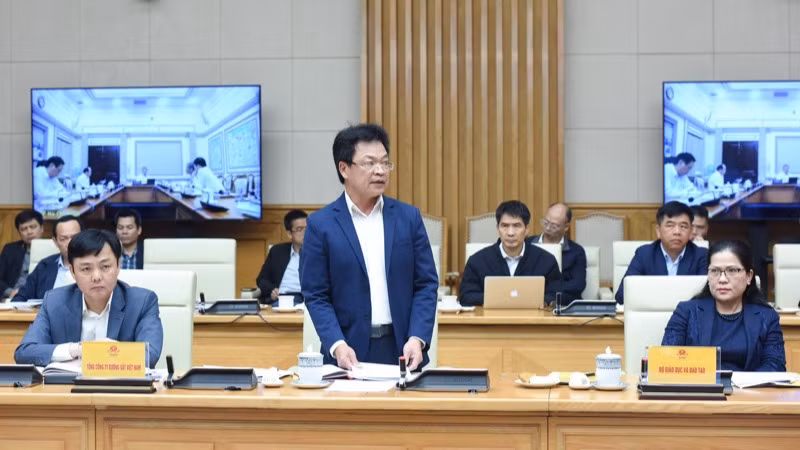 Chủ tịch Hội đồng thành viên Tổng công ty Đường sắt Việt Nam Đặng Sỹ Mạnh phát biểu ý kiến tại phiên họp. (Ảnh: TRẦN HẢI)